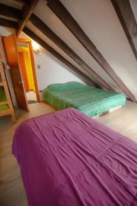 A bed or beds in a room at Hospedaje y Espacio Cultural La Casa Del Puerto, Cerro Alegre