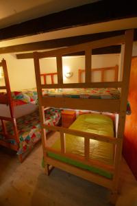 two bunk beds in a small room with at Hospedaje y Espacio Cultural La Casa Del Puerto, Cerro Alegre in Valparaíso