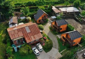 una vista aérea de una casa con paneles solares en sus tejados en Cabañas El Galo, en Panguipulli