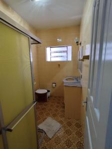 une petite salle de bain avec un lavabo et des toilettes dans l'établissement Seu Apto na Praia da Costa 9 Simples e Barato Mobiliado Ar Cond Fogão TV Geladeira Local Excelente no Centro, à Vila Velha