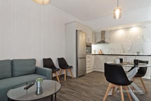 Kuchyň nebo kuchyňský kout v ubytování Helios Apartment 1