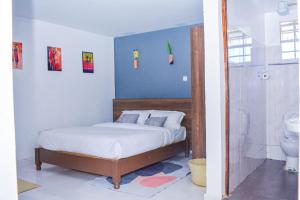 Dad's Place في Karatina: غرفة نوم بسرير ودش ومرحاض