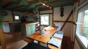 Jagthaus am Rappelstein في شمالنبرغ: اطلالة علوية على مطبخ مع طاولة خشبية