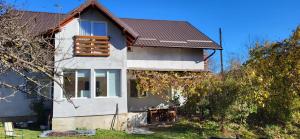 モイエチウ・デ・ジョスにあるCasa Berbeceの茶色の屋根の白い家