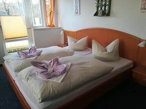 Llit o llits en una habitació de Hotel Kuhfelder Hof