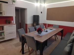 - une salle à manger avec une table et des chaises en bois dans l'établissement Haus Harry, à Eisenach