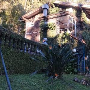een vogel op een hek voor een huis bij Passo dos Bugios in Canela