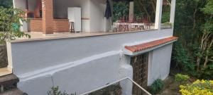 een wit gebouw met een veranda en een patio bij RECANTO MONTE ALEGRE in Monte Alegre do Sul