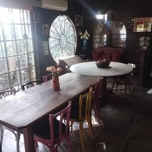 uma sala de jantar com uma mesa de madeira e cadeiras em Passo dos Bugios em Canela