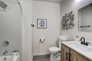 Ένα μπάνιο στο @ Marbella Lane - Modern 3BR Home w/ Ocean Views