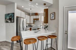Η κουζίνα ή μικρή κουζίνα στο @ Marbella Lane - Modern 3BR Home w/ Ocean Views +28 φωτογραφίες