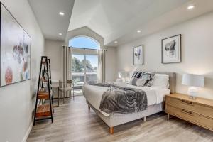 Ένα ή περισσότερα κρεβάτια σε δωμάτιο στο @ Marbella Lane - Modern 3BR Home w/ Ocean Views