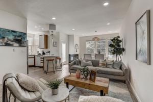 Χώρος καθιστικού στο @ Marbella Lane - Modern 3BR Home w/ Ocean Views