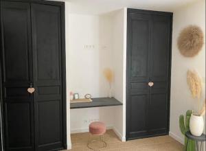 a room with two black cabinets and a counter at La louva in Les Brugassières +10 photos
