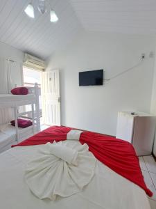 Un dormitorio con una cama roja y blanca en una habitación en Pousada Santa Barbara, en Florianópolis