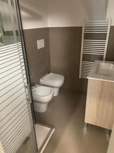 un baño con inodoro y lavabo en DMF Apartments, en Civitanova Marche