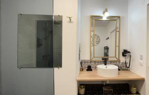 een badkamer met een wastafel en een spiegel bij Le Sainte Croix Hyper Centre Metz in Metz +17 foto's