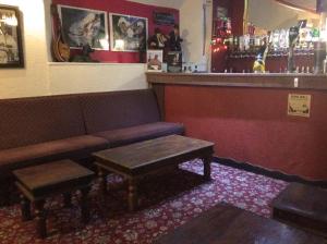 uma sala de espera com um sofá e um bar em The Aberford em Blackpool