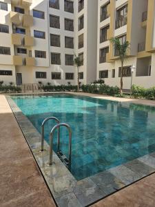 NouaceurAirport Break的建筑物前的游泳池