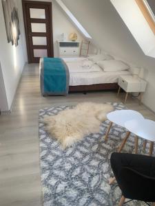 Łóżko lub łóżka w pokoju w obiekcie Apartament Urocza przy Wyciągu SKI Arena