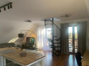salon z spiralnymi schodami w pokoju w obiekcie Apartament Urocza przy Wyciągu SKI Arena w Szklarskiej Porębie