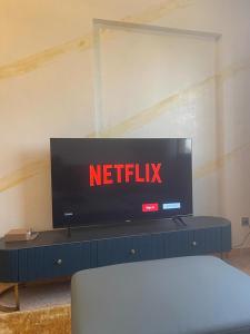uma televisão com um sinal de netflix em cima de uma mesa em Studio meuble sacre cœur em Dakar