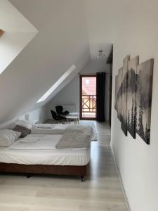 sypialnia z łóżkiem i biurkiem w obiekcie Apartament Urocza przy Wyciągu SKI Arena w Szklarskiej Porębie