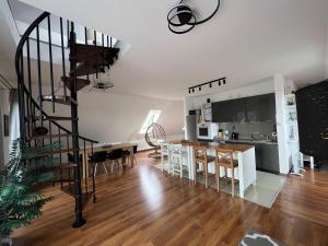 Kuchnia lub aneks kuchenny w obiekcie Apartament Urocza przy Wyciągu SKI Arena