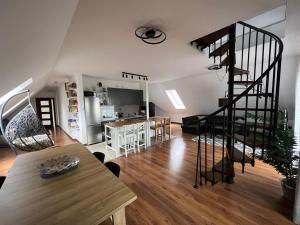 sala de estar con escalera de caracol y cocina en Apartament Urocza przy Wyciągu SKI Arena en Szklarska Poręba