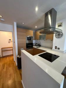 cocina con encimera blanca y fogones en Two BR Flat 5 mins walk from London eye G96 en Londres