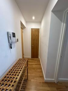 Habitación con cama de madera y puerta en Two BR Flat 5 mins walk from London eye G96 en Londres