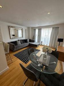 a living room with a glass table and chairs at Two BR Flat 5 mins walk from London eye G96 in London