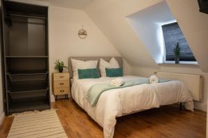 ein Schlafzimmer mit einem Bett im Dachgeschoss in der Unterkunft Volante Apartment Bremen-Findorff in Bremen