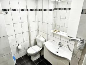 een witte badkamer met een toilet en een wastafel bij Gtrip Nea Smyrni Floor Apartment 7F in Athene