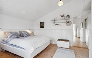 - une chambre blanche avec un grand lit blanc dans l'établissement Gorgeous Home In Assens With Kitchen, à Assens