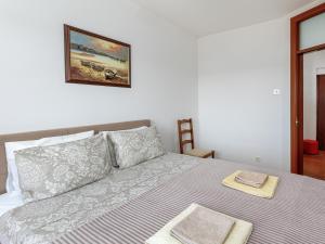 une chambre avec un lit et un tableau au mur dans l'établissement Tivat Center SeaView Apartment, à Tivat