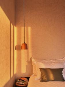 เตียงในห้องที่ L'Oued the lodge