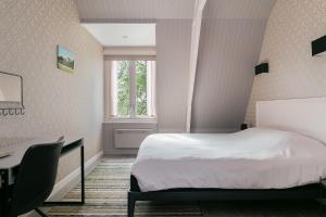 a bedroom with a bed and a desk and a window at Molepôlle 7 - Stadslogementen Franeker in Franeker