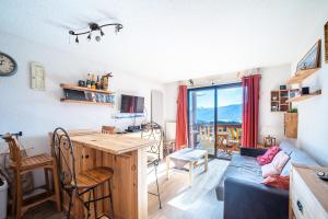 ein Wohnzimmer mit einem Tisch und einem Sofa in der Unterkunft Les Eglantines - Appt vue montagne in Font Romeu Odeillo Via