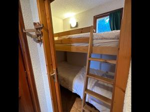 フォン・ロムー・オデイヨ・ヴィアにあるLes Eglantines - Appt vue montagneの二段ベッド1組(はしご付)が備わる客室です。