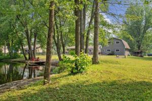 een uitzicht op een huis met een vijver en bomen bij Belle Head River in Kawartha Lakes