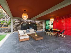 eine Außenterrasse mit einem Sofa und einem Tisch in der Unterkunft Salobre Golf Villas Tabaibas in Salobre