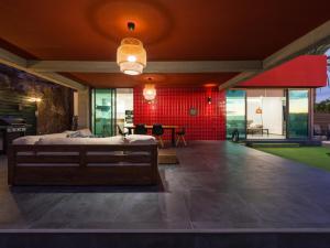 ein Schlafzimmer mit einem großen Bett und einer roten Wand in der Unterkunft Salobre Golf Villas Tabaibas in Salobre + 62 Fotos