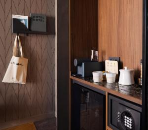 um quarto de hotel com um balcão e comodidades para preparar café em Hotel Hotel - Member of Design Hotels em Lisboa