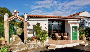 ein Haus mit einer grünen Tür und einer Terrasse in der Unterkunft La Vega Rural de Garachico, near Santa Cruz de Tenerife in Icod de los Vinos