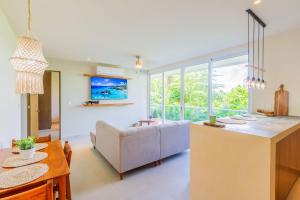 TV a/nebo společenská místnost v ubytování Santamar by Tao Beach Condos with Pool & Walk to Ocean