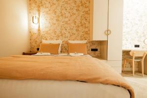 sypialnia z dużym łóżkiem i stołem w obiekcie New Luxury apartment - 4 people w Paryżu