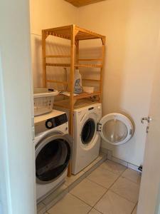 a laundry room with a washing machine and a washer at Ferienwohnung am Rhein in Stein