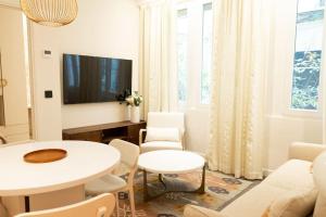 salon z białym stołem i krzesłami w obiekcie New Luxury apartment - 4 people w Paryżu
