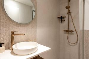 W łazience znajduje się biała umywalka i lustro. w obiekcie New Luxury apartment - 4 people w Paryżu